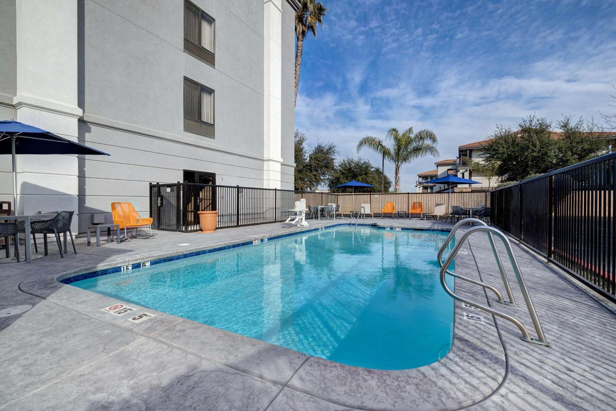 Hampton Inn & Suites Tulare Zewnętrze zdjęcie